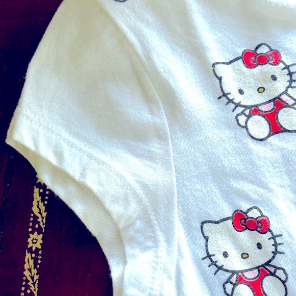 Hello Kitty SET OF 2 Feather Flip Flops Size 7 8 PEACE Hello Kitty White T Shirt - Picture 9 of 16